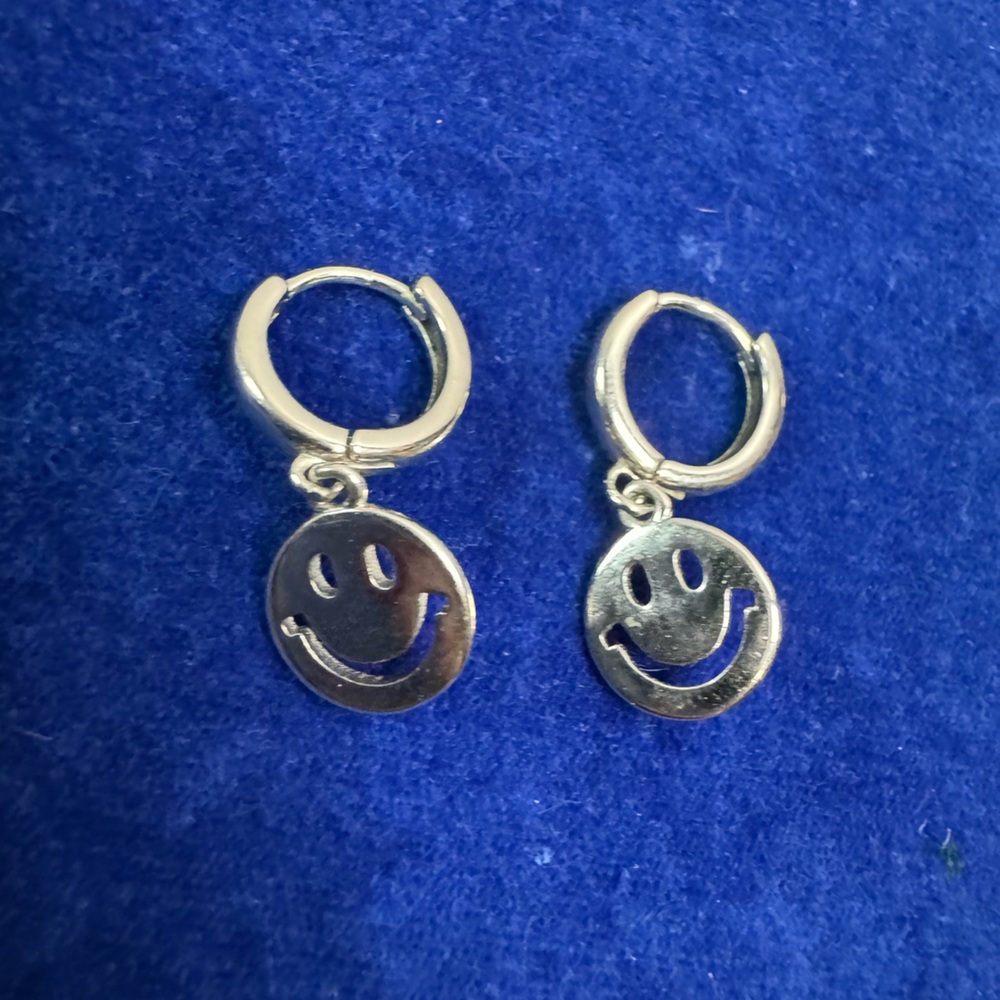 Cute smiley face earring🙃